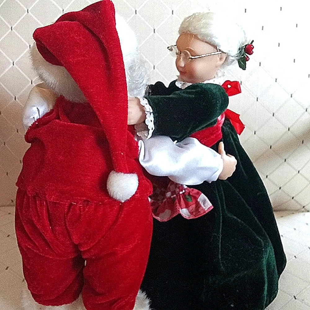 ANIMATED DANCING MR.AND MRS.SANTA